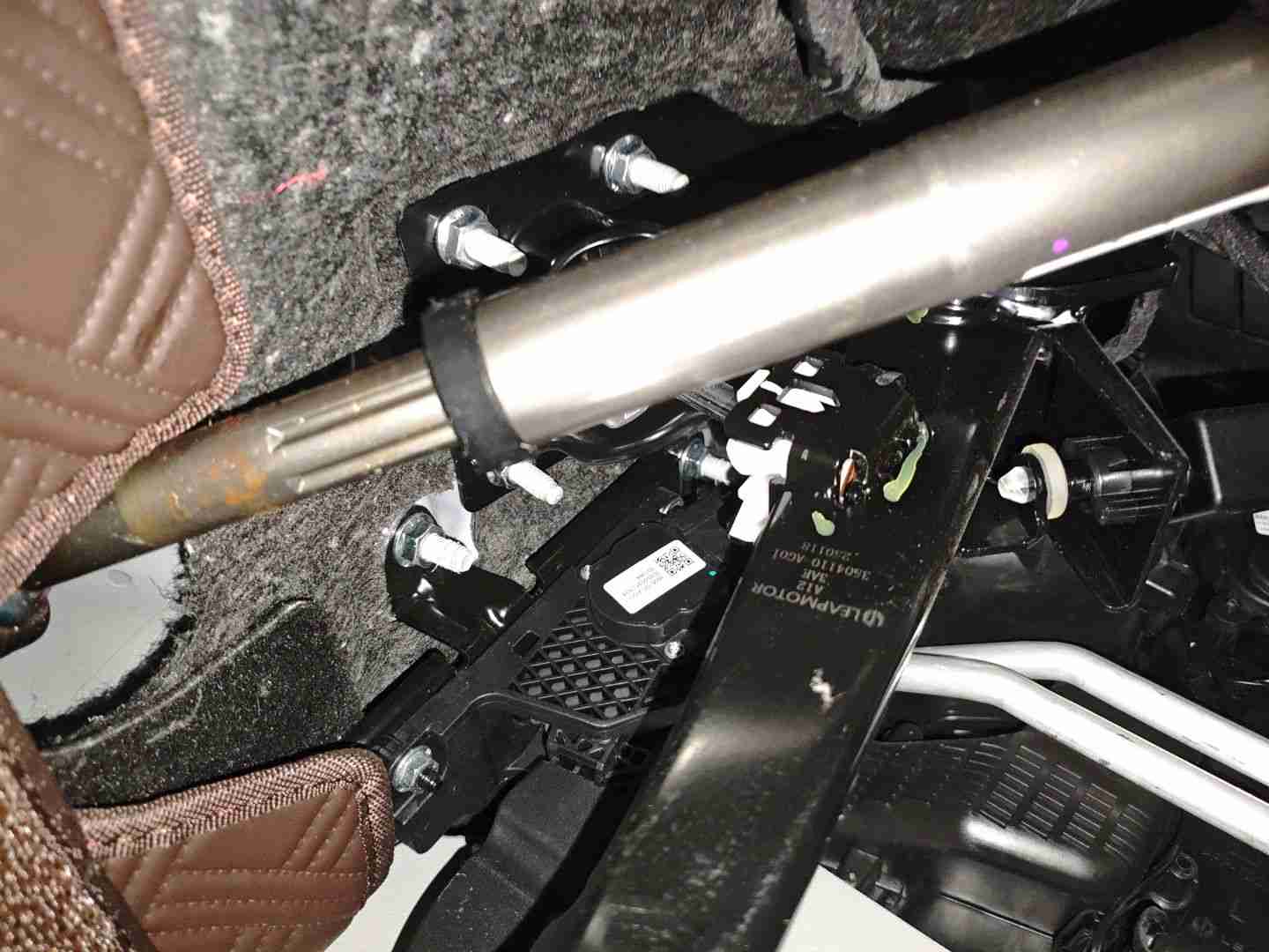 转向柱存在轻微浮锈实拍