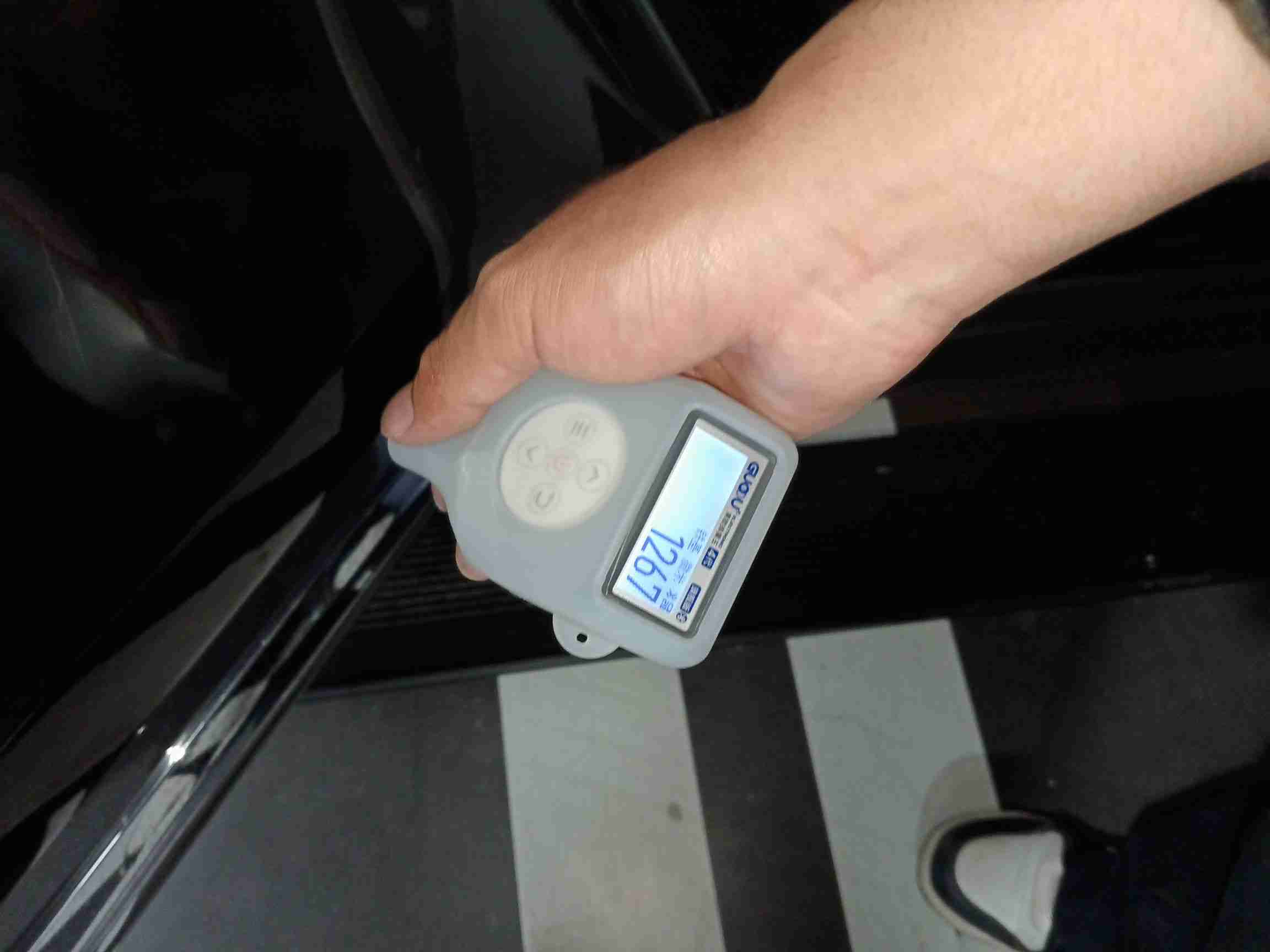右侧后门漆面钣金补漆实拍