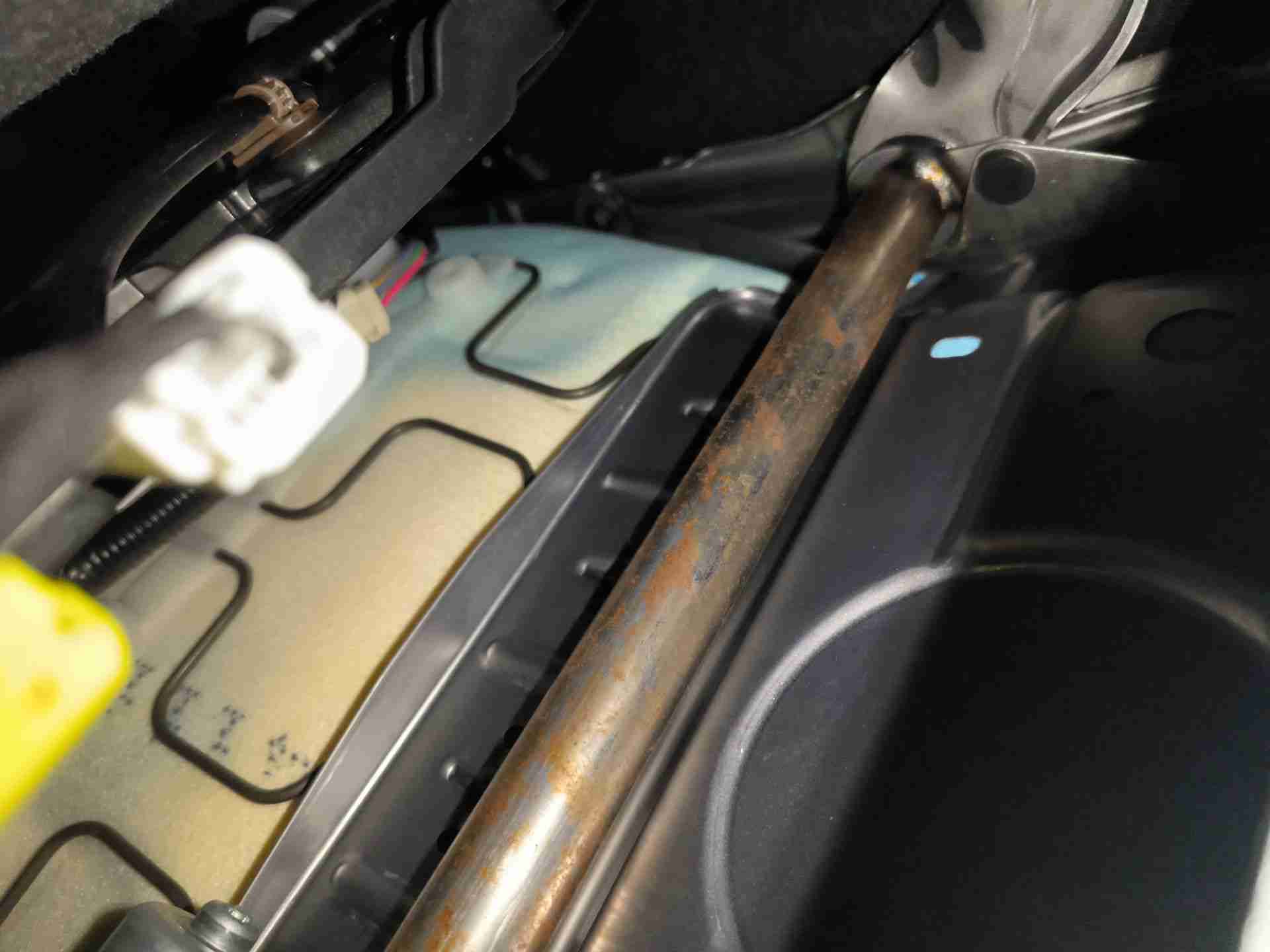左前座椅骨架浮锈细节实拍