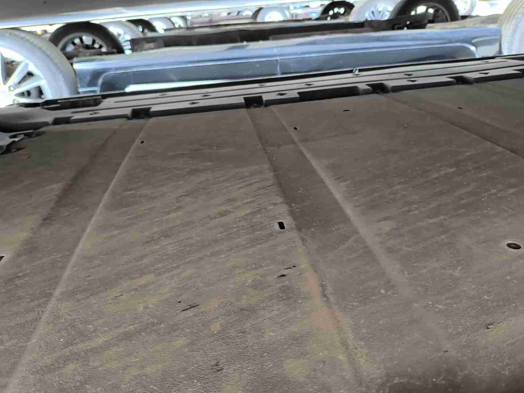 动力电池底护板剐蹭实拍