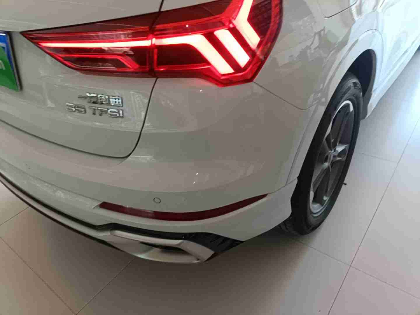后保险杠安装轻微异常实拍