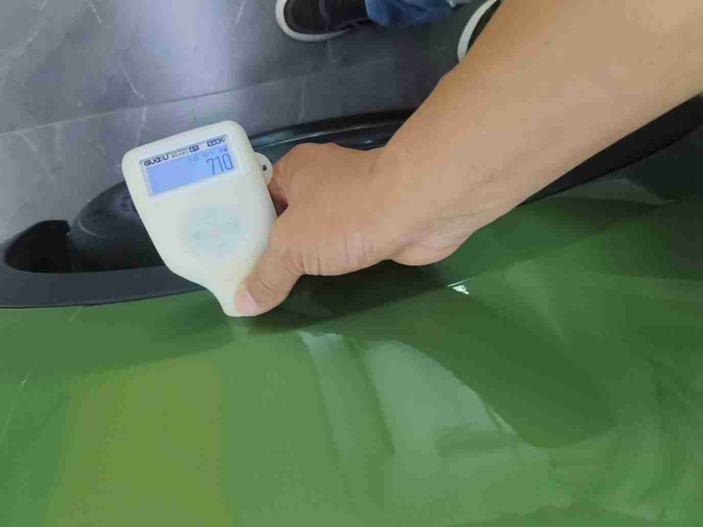 右前翼子板漆面钣金痕迹实拍
