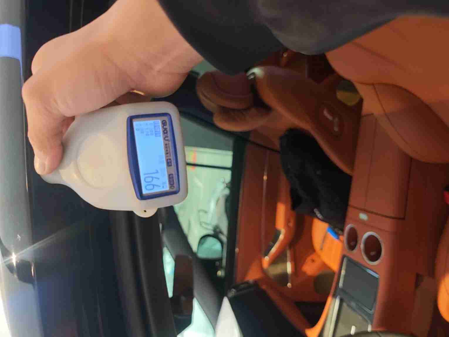 左侧顶边梁内侧喷漆痕迹实拍