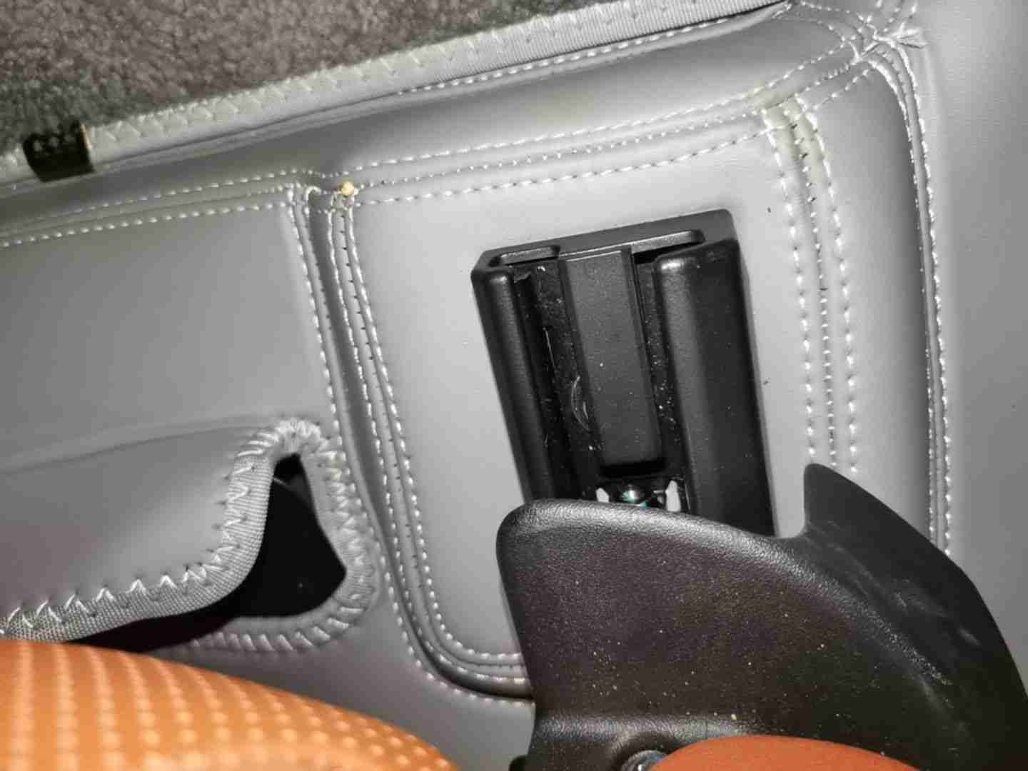 右前座椅滑轨拆卸痕迹实拍