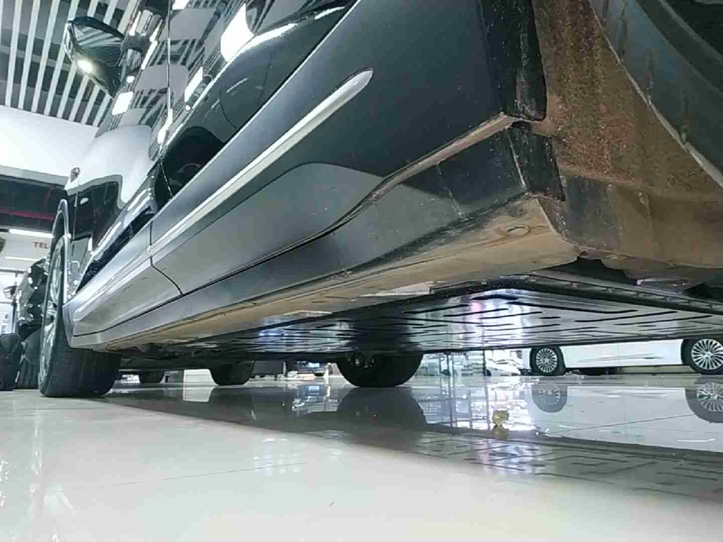 左侧底边梁塑料饰板刮蹭实拍