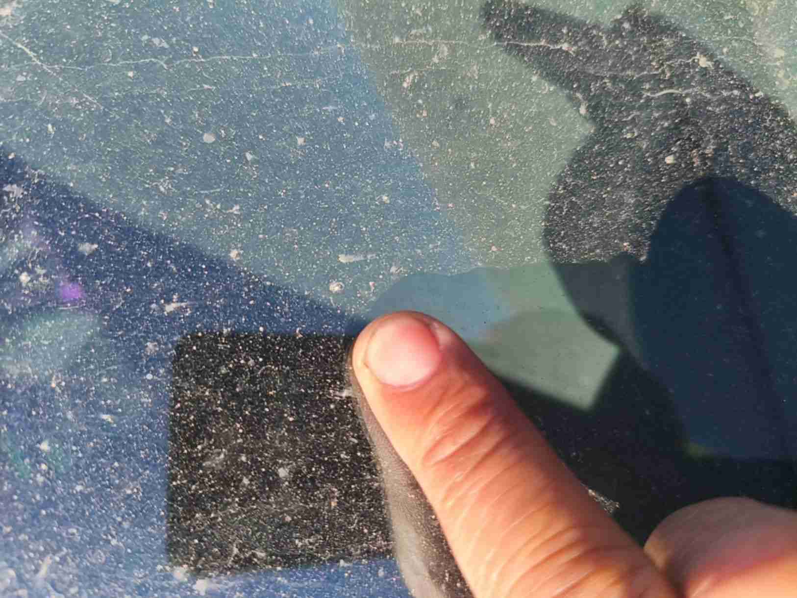 前风挡玻璃腐蚀斑点实拍