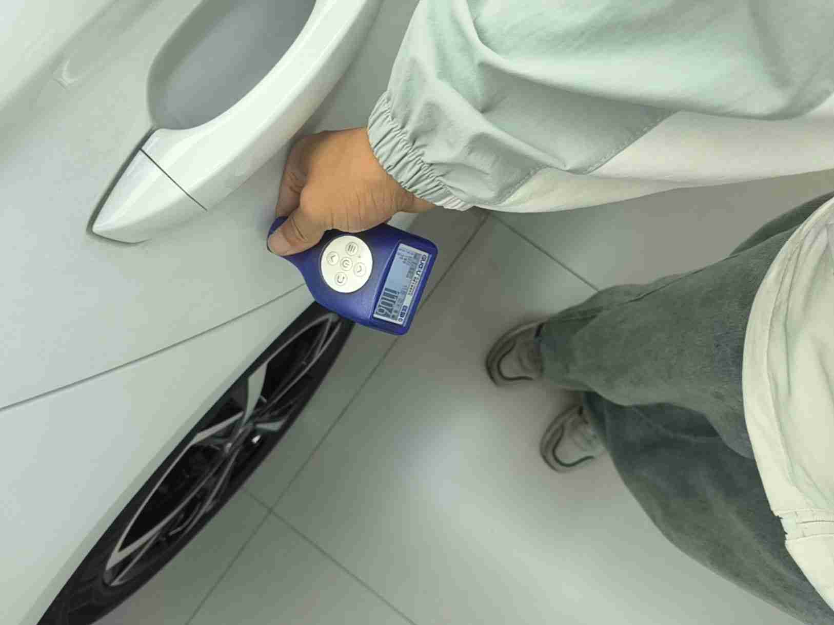 右侧后门漆面钣金痕迹实拍