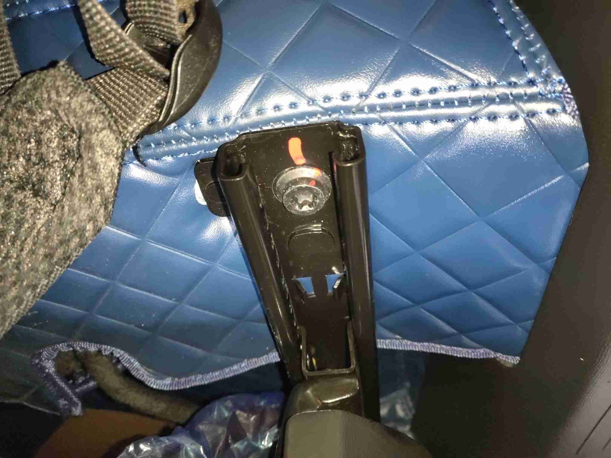 右前座椅滑轨拆卸痕迹实拍