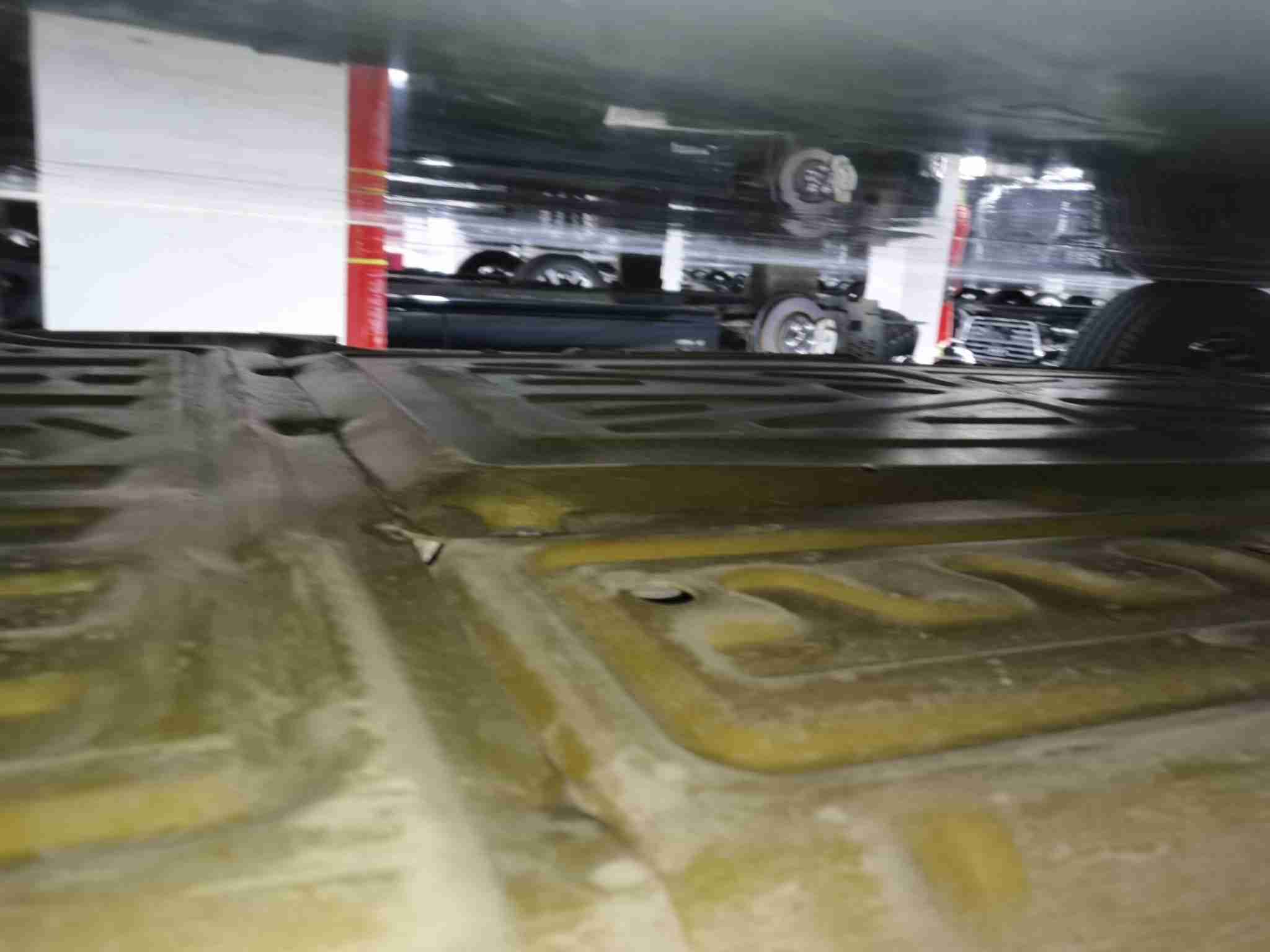 动力电池箱底护板拆卸痕迹实拍