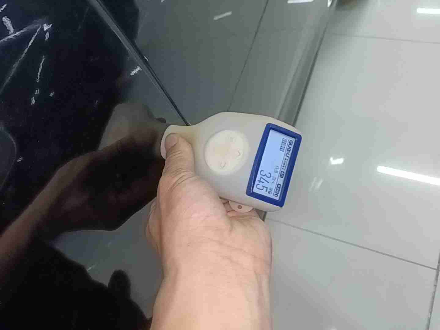 车辆左前门局部特写