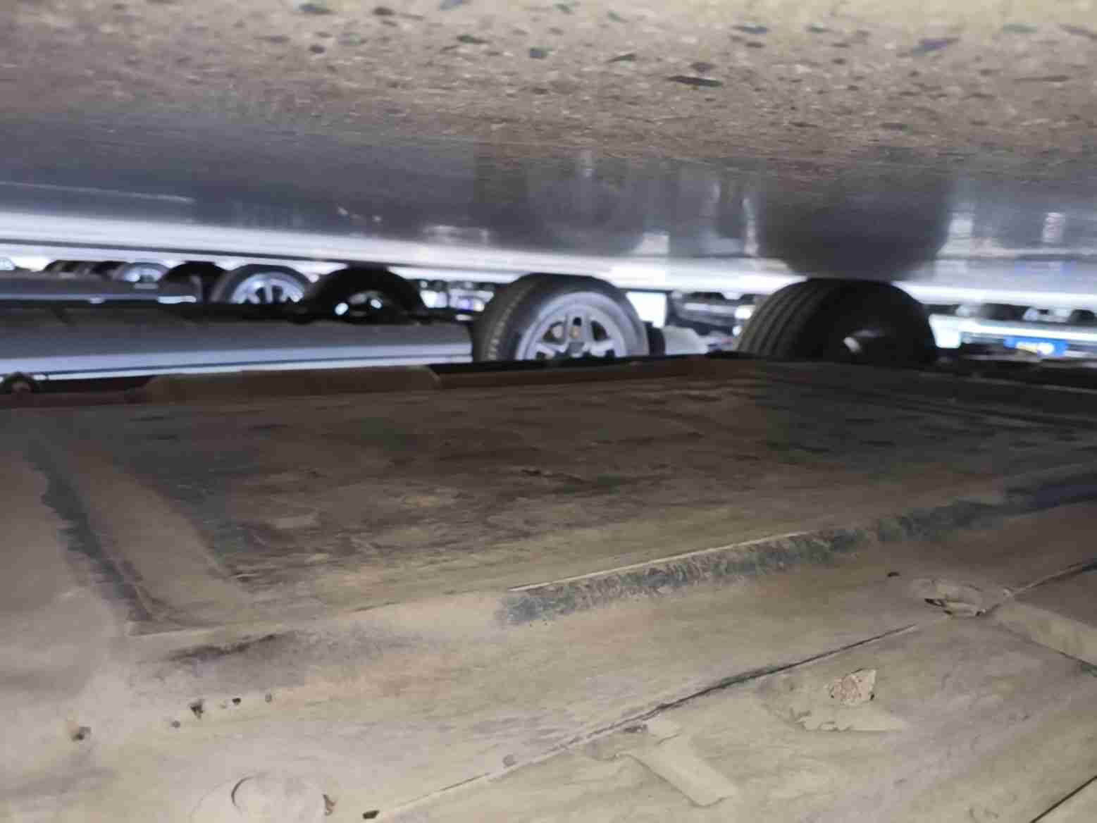 动力电池底护板拆卸痕迹实拍