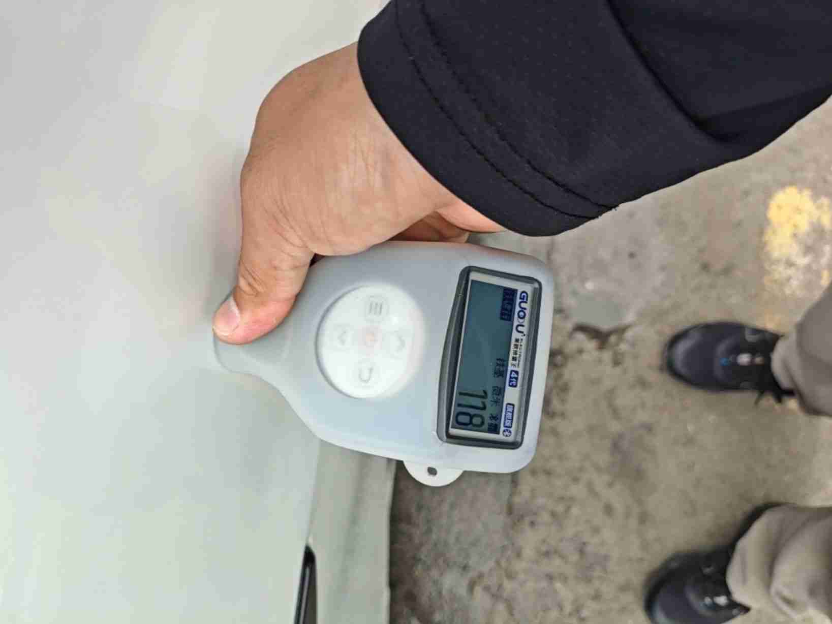 左侧前门钣金修复痕迹实拍