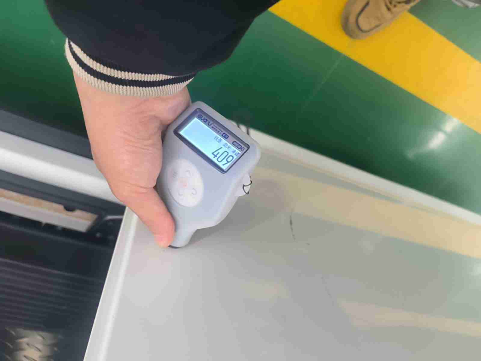 右侧后门钣金痕迹实拍