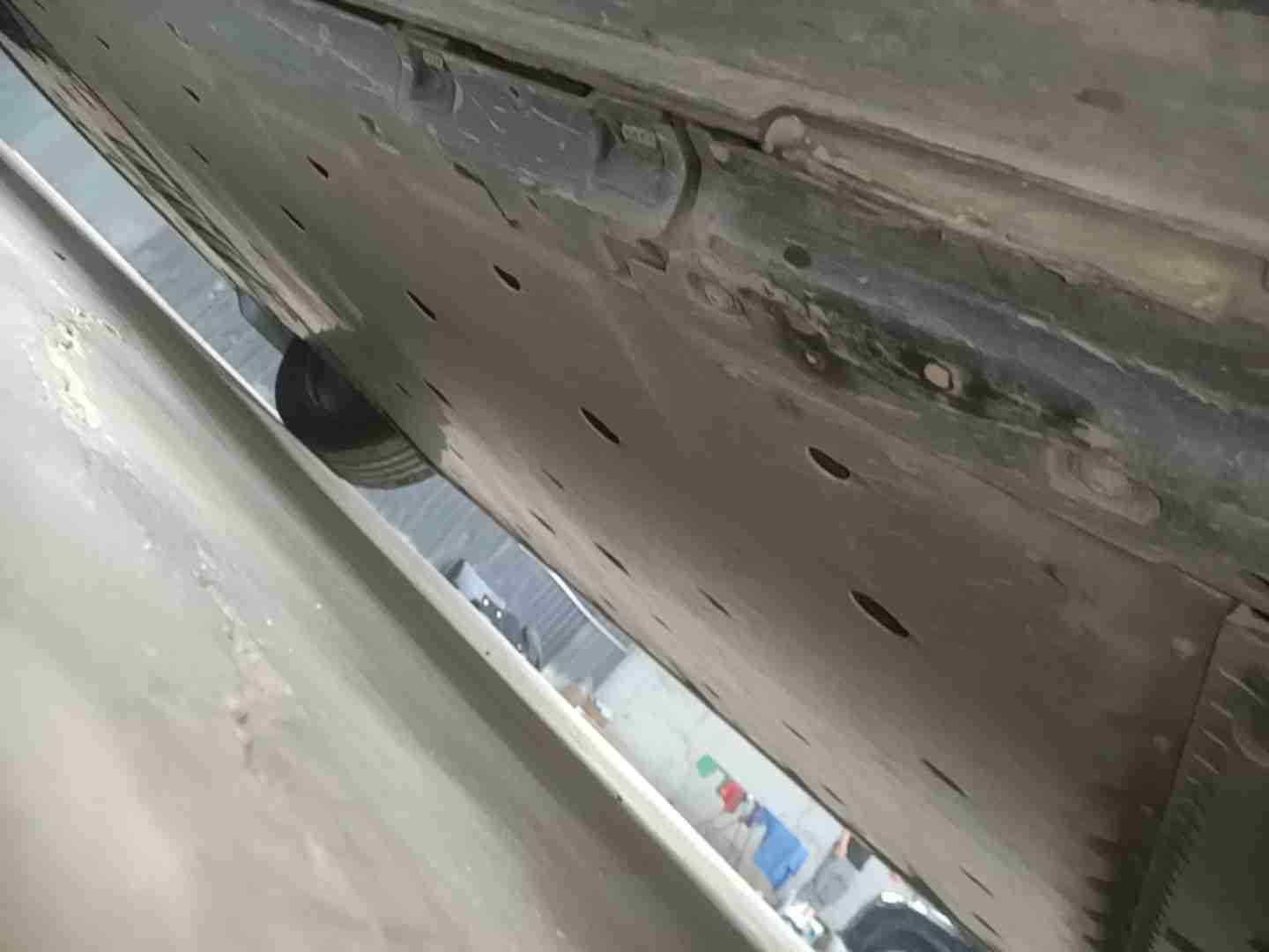 动力电池箱底护板剐蹭实拍