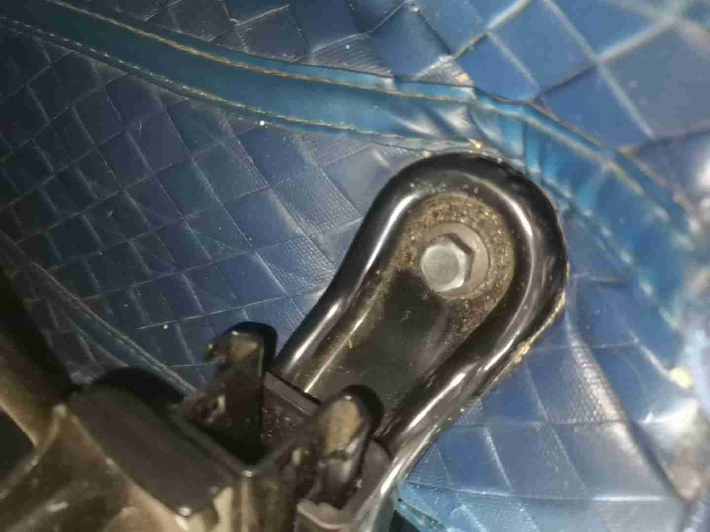 右前座椅滑轨安装螺丝拆卸痕迹实拍