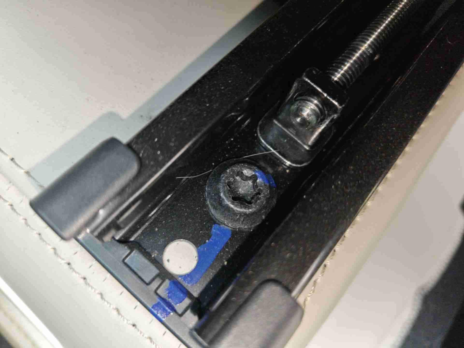 左前座椅滑轨安装螺丝痕迹实拍