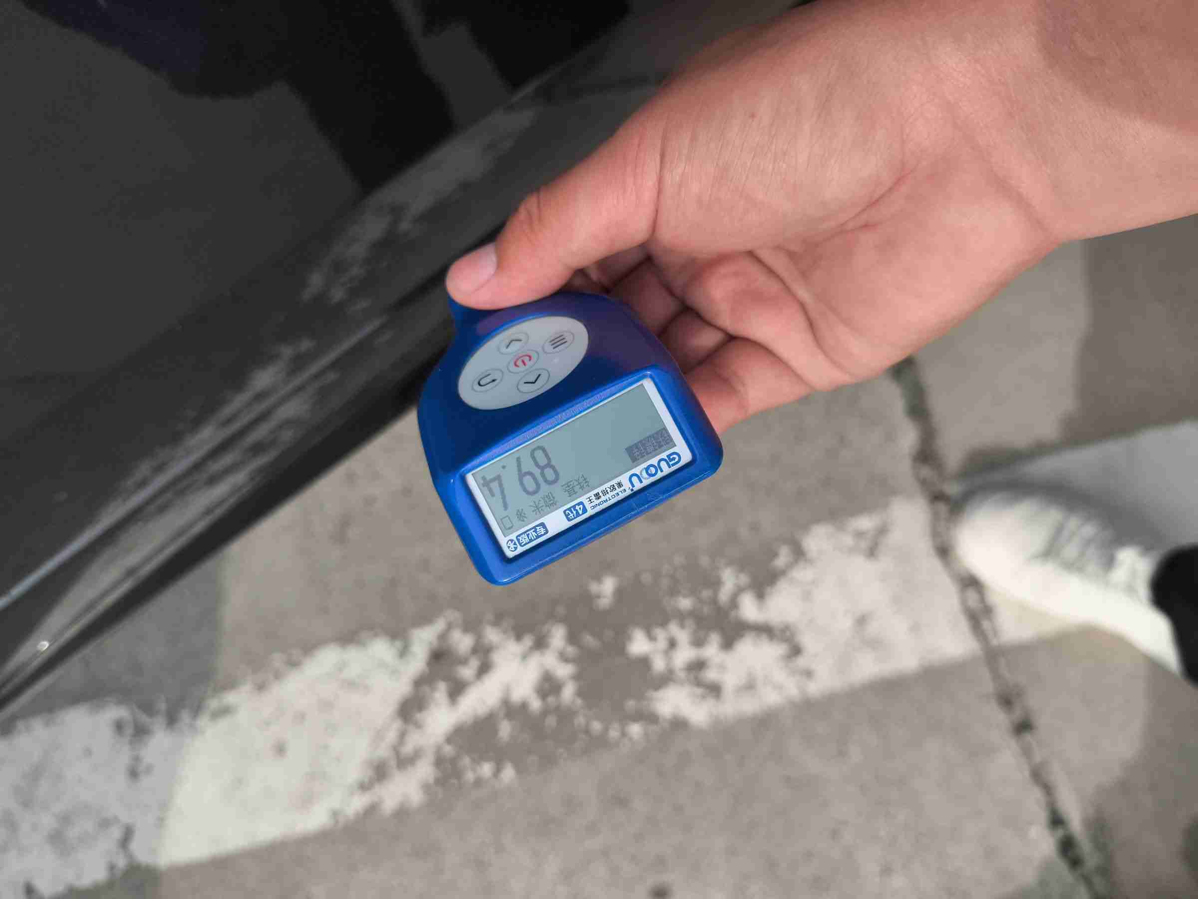 右侧后门漆面存在修复痕迹