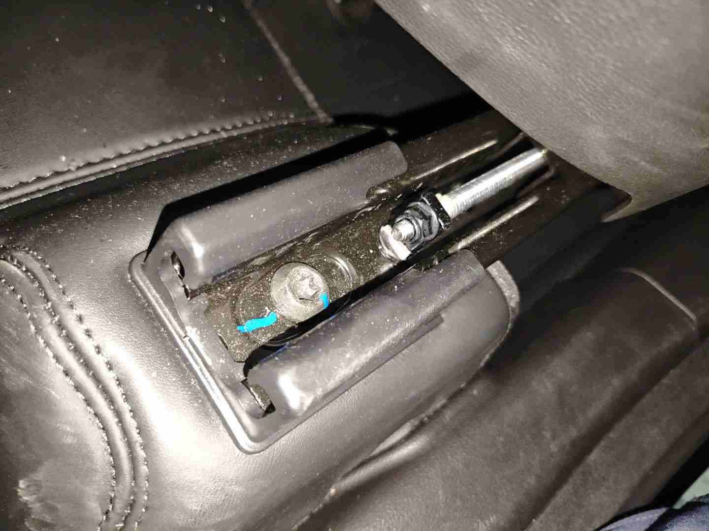 左前座椅滑轨拆卸痕迹实拍