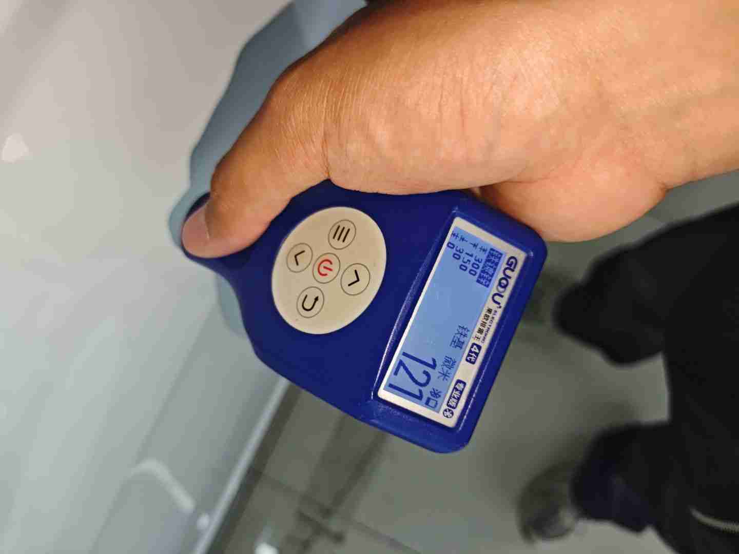 右侧后门漆面喷漆痕迹实拍