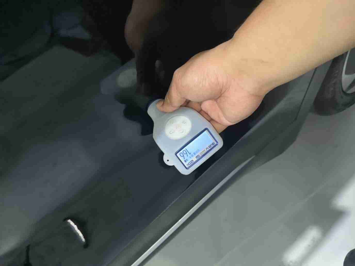 左侧后门喷漆修复部位实拍