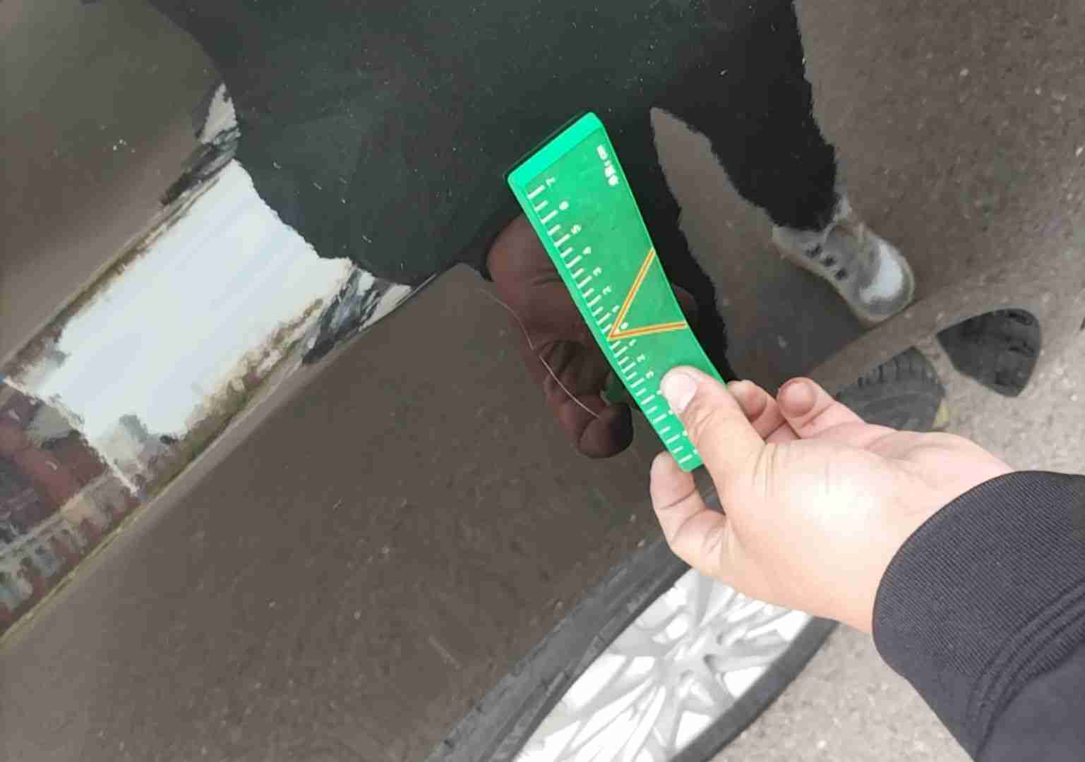 左前翼子板漆面损伤实拍