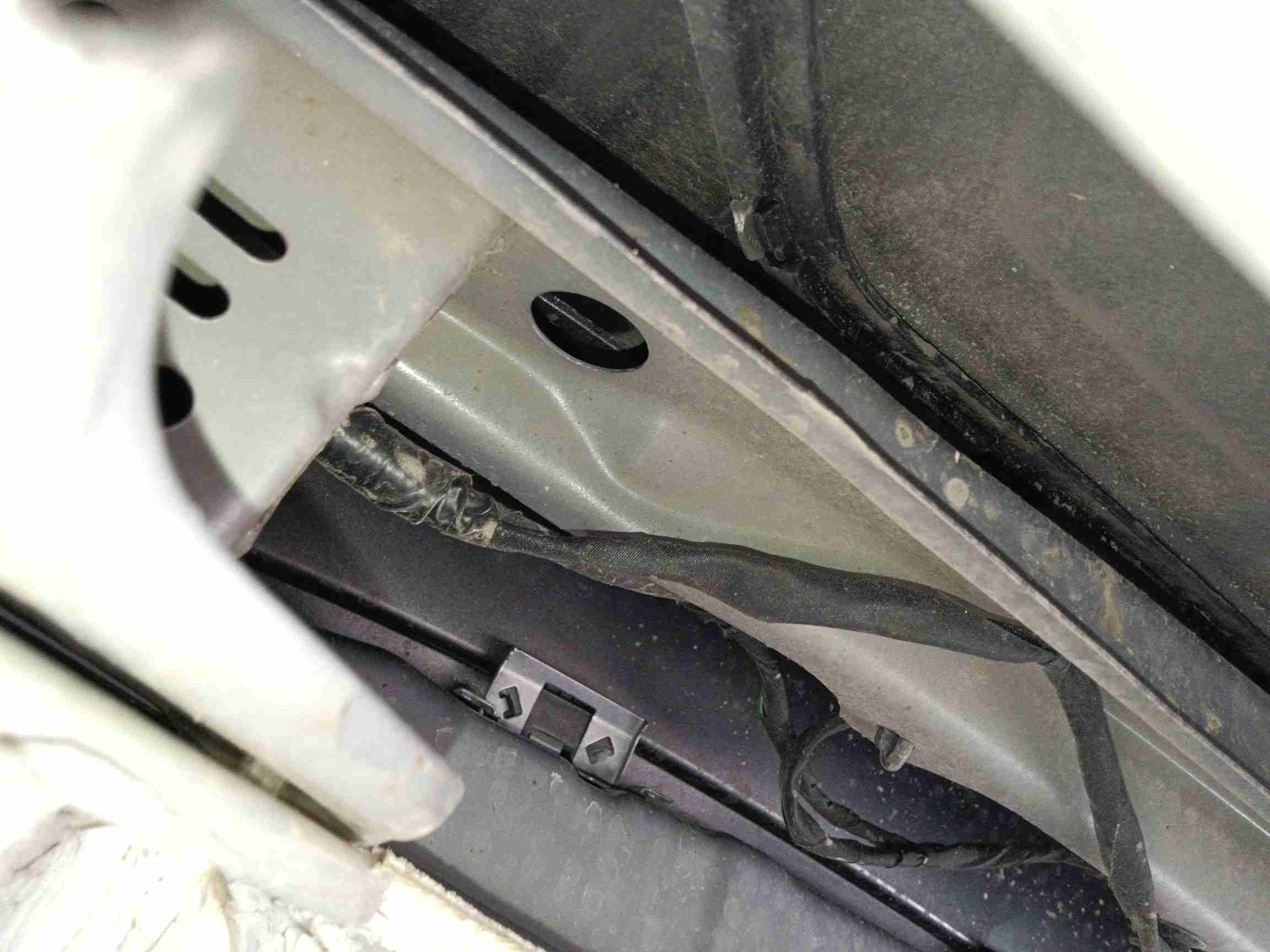 后防撞梁轻微变形实拍