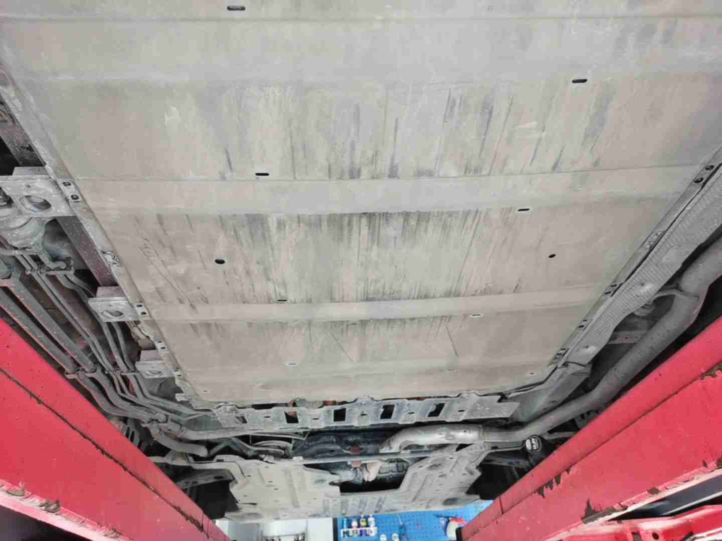 动力电池箱底护板剐蹭实拍