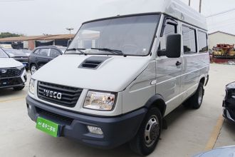 依维柯得意 2021款 2.5T A35 M1客车5-9座短轴中顶双胎侧拉门