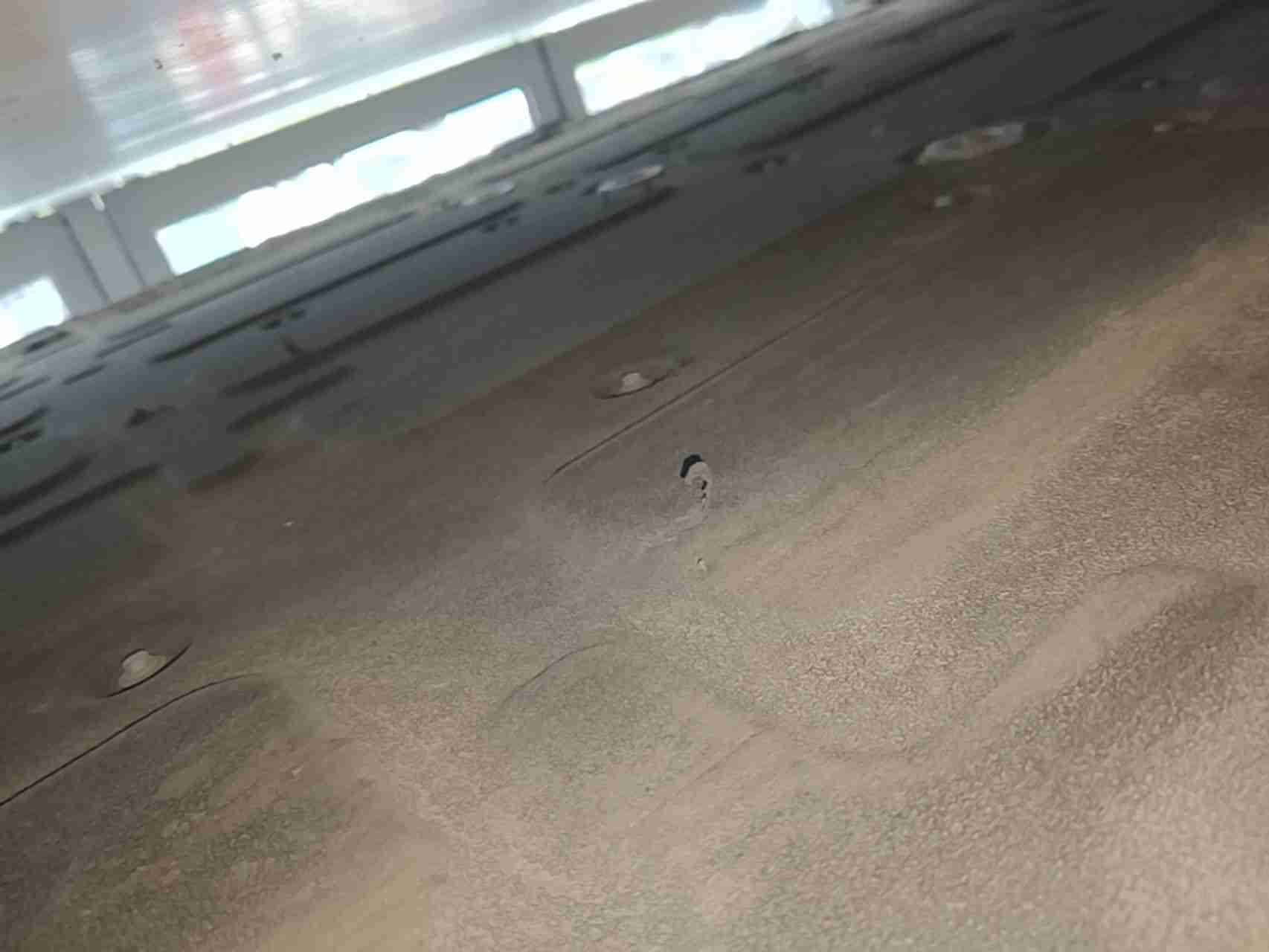 动力电池箱底护板剐蹭痕迹实拍