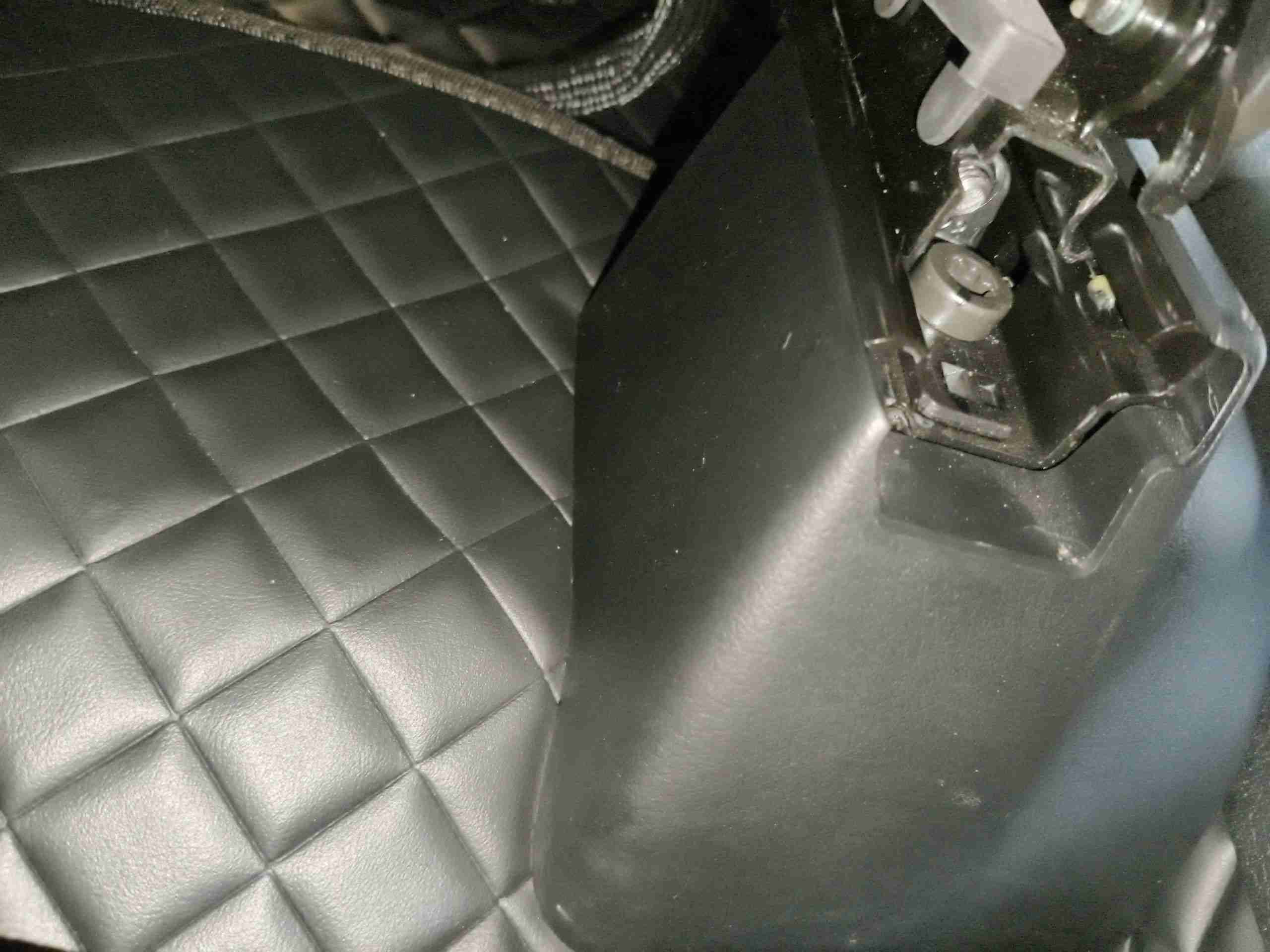 左前座椅滑轨拆卸痕迹实拍