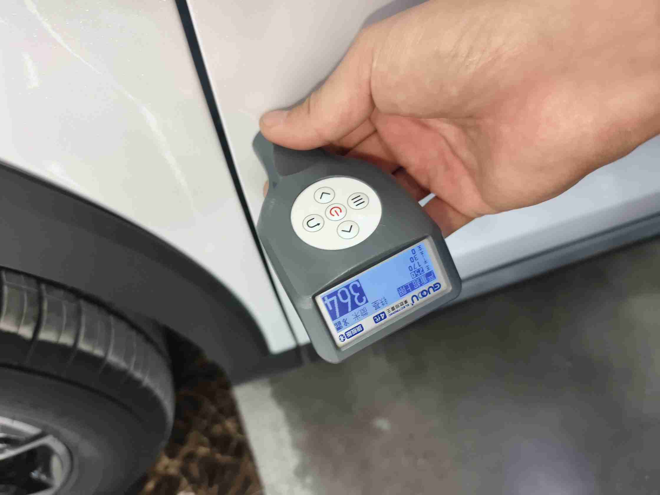 左侧前门钣金及漆面修复痕迹实拍