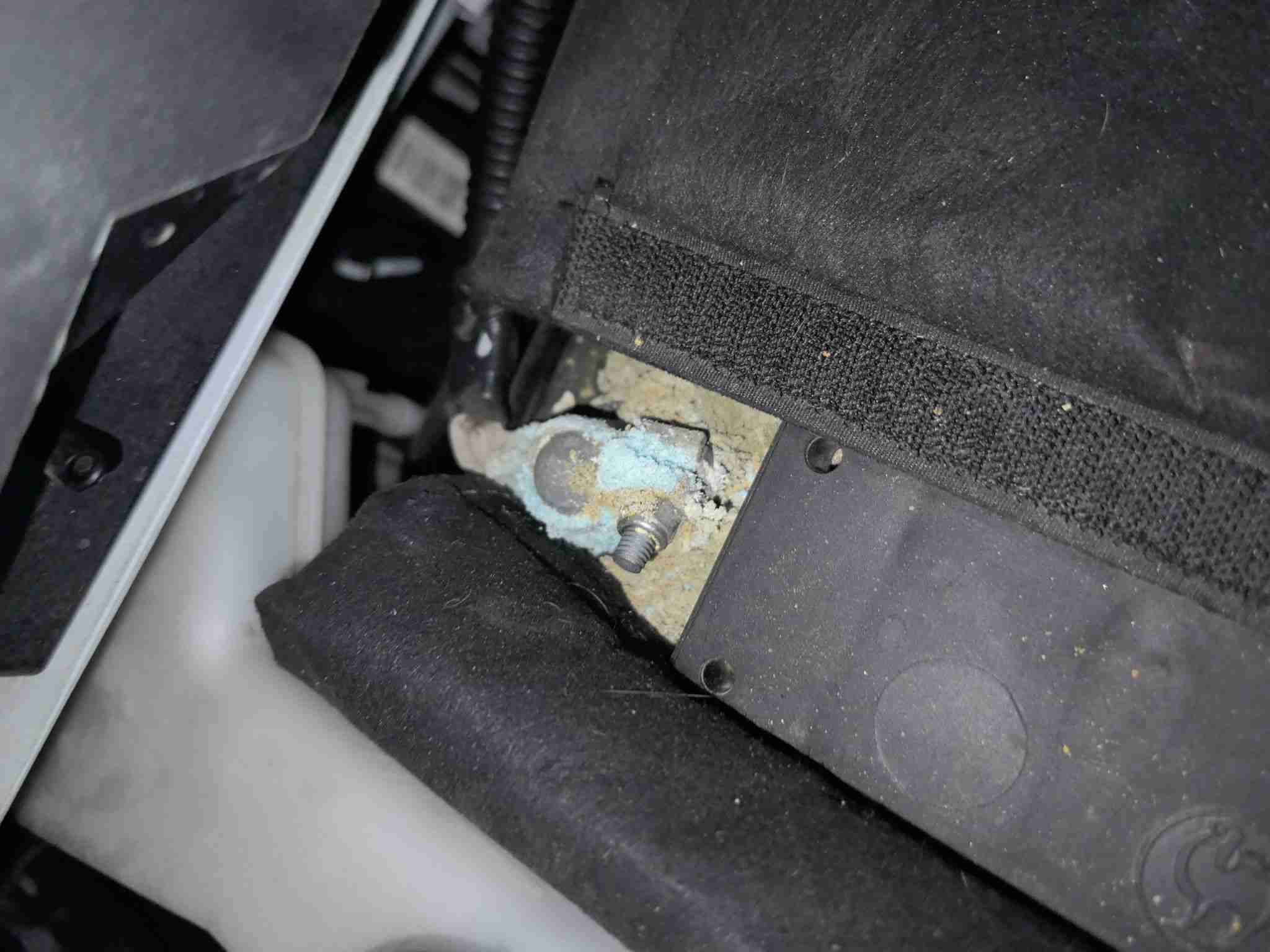 电瓶极桩腐蚀状况实拍