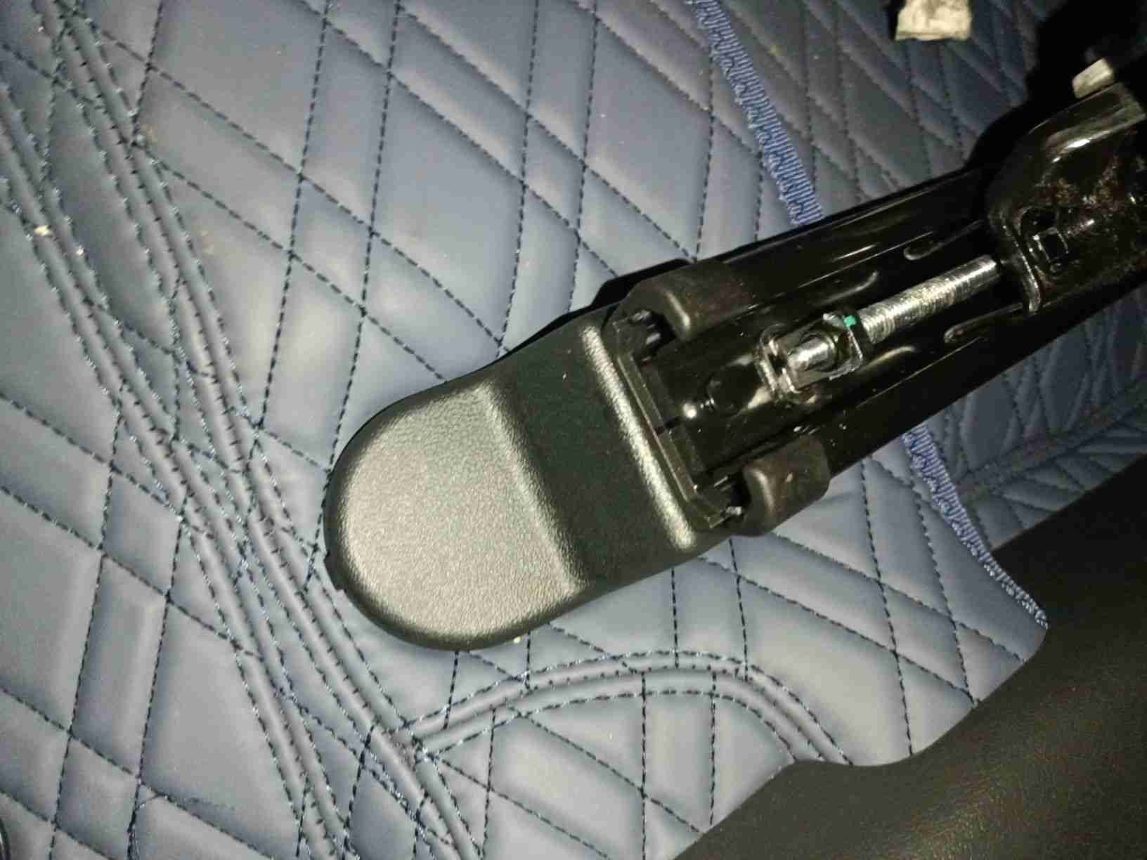 左前座椅滑轨拆卸痕迹实拍
