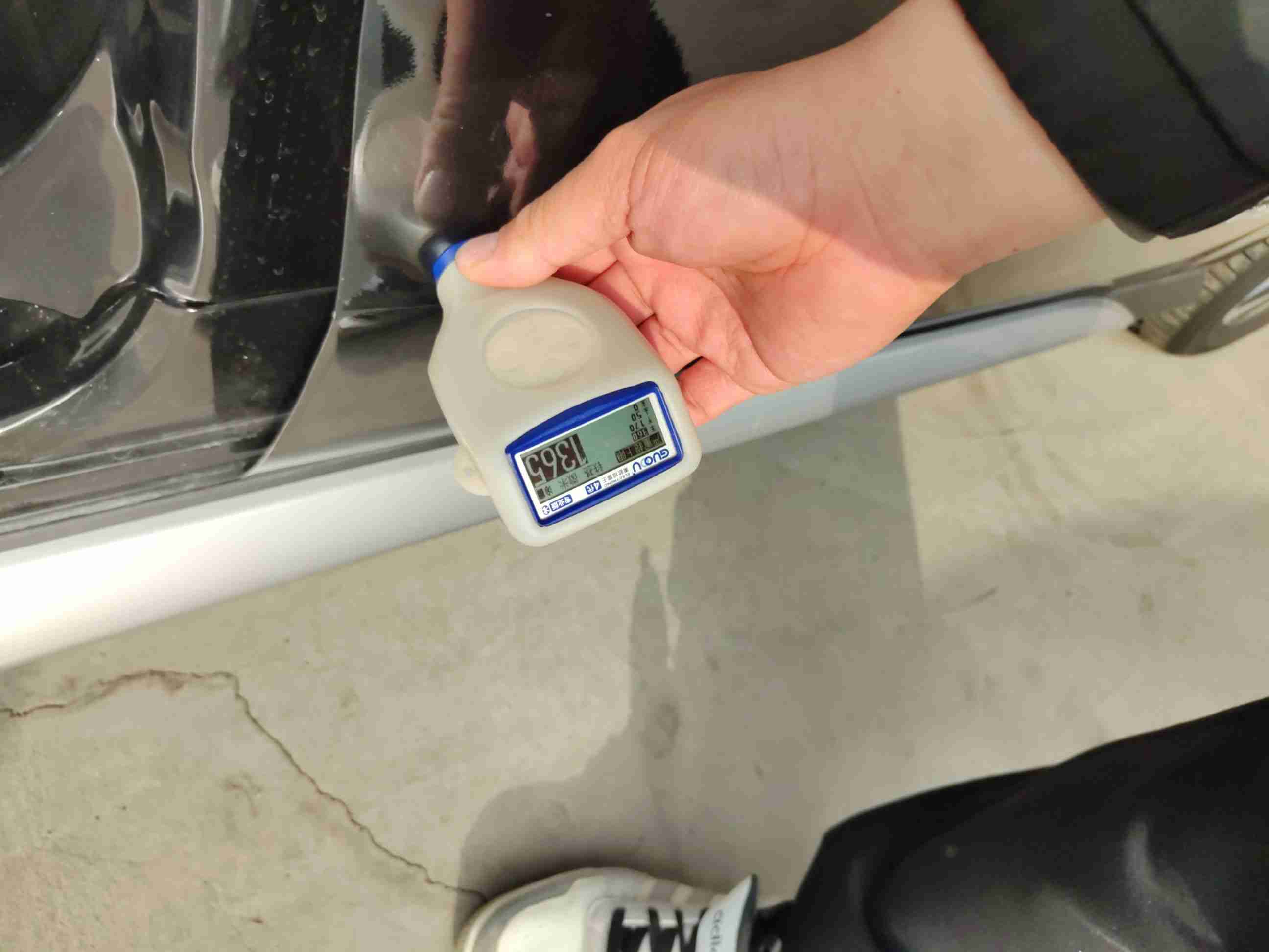 右侧前门漆面钣金修复痕迹