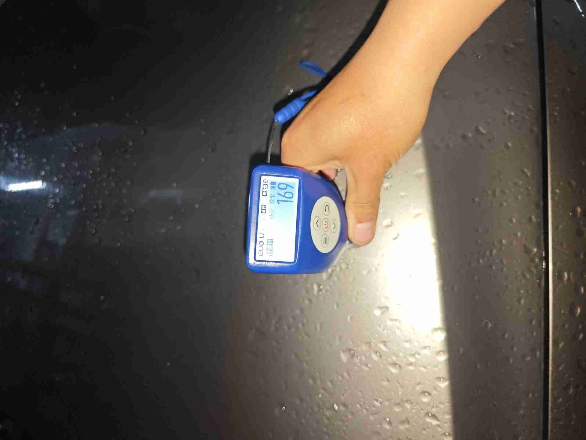 发动机舱盖喷漆痕迹实拍