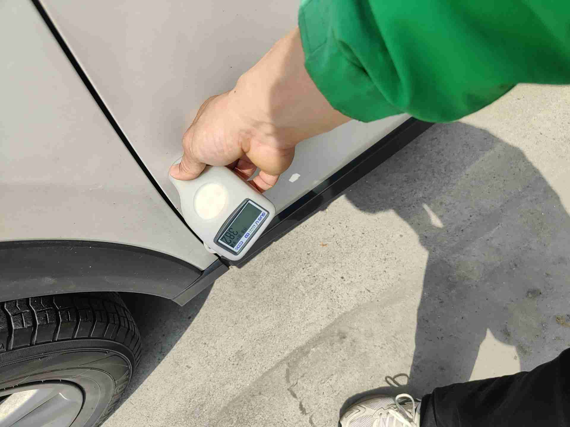 左侧前门钣金痕迹实拍