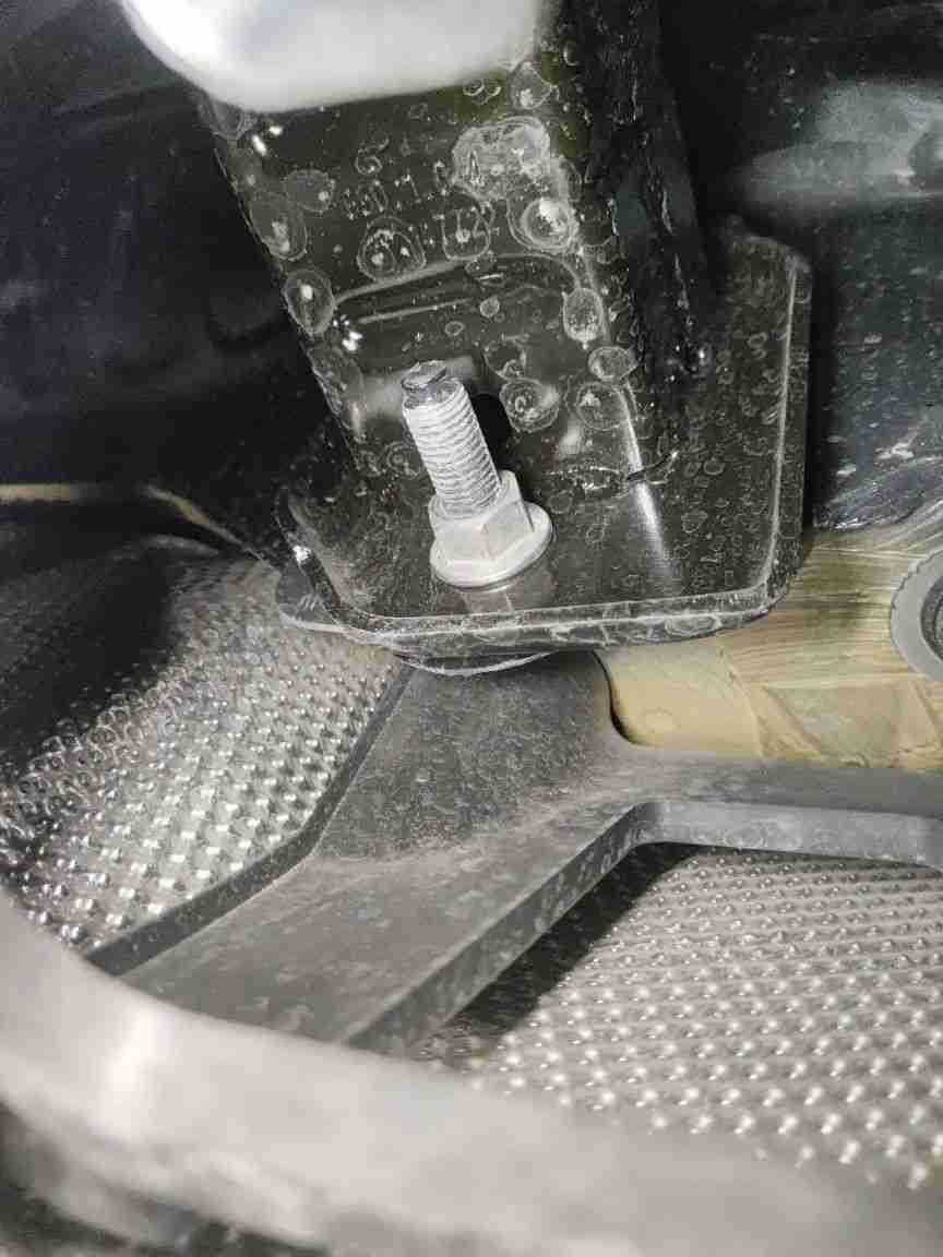 后防撞梁更换痕迹实拍