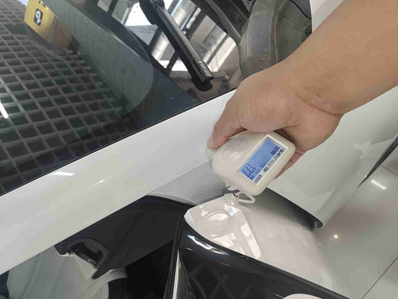 右A柱外侧漆面喷漆修复实拍