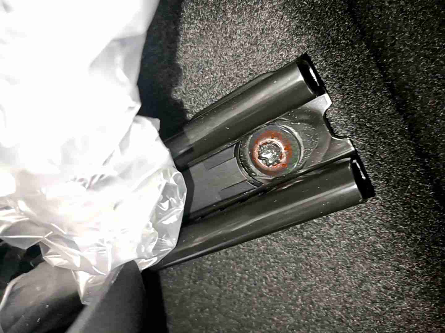 右前座椅滑轨拆卸痕迹实拍