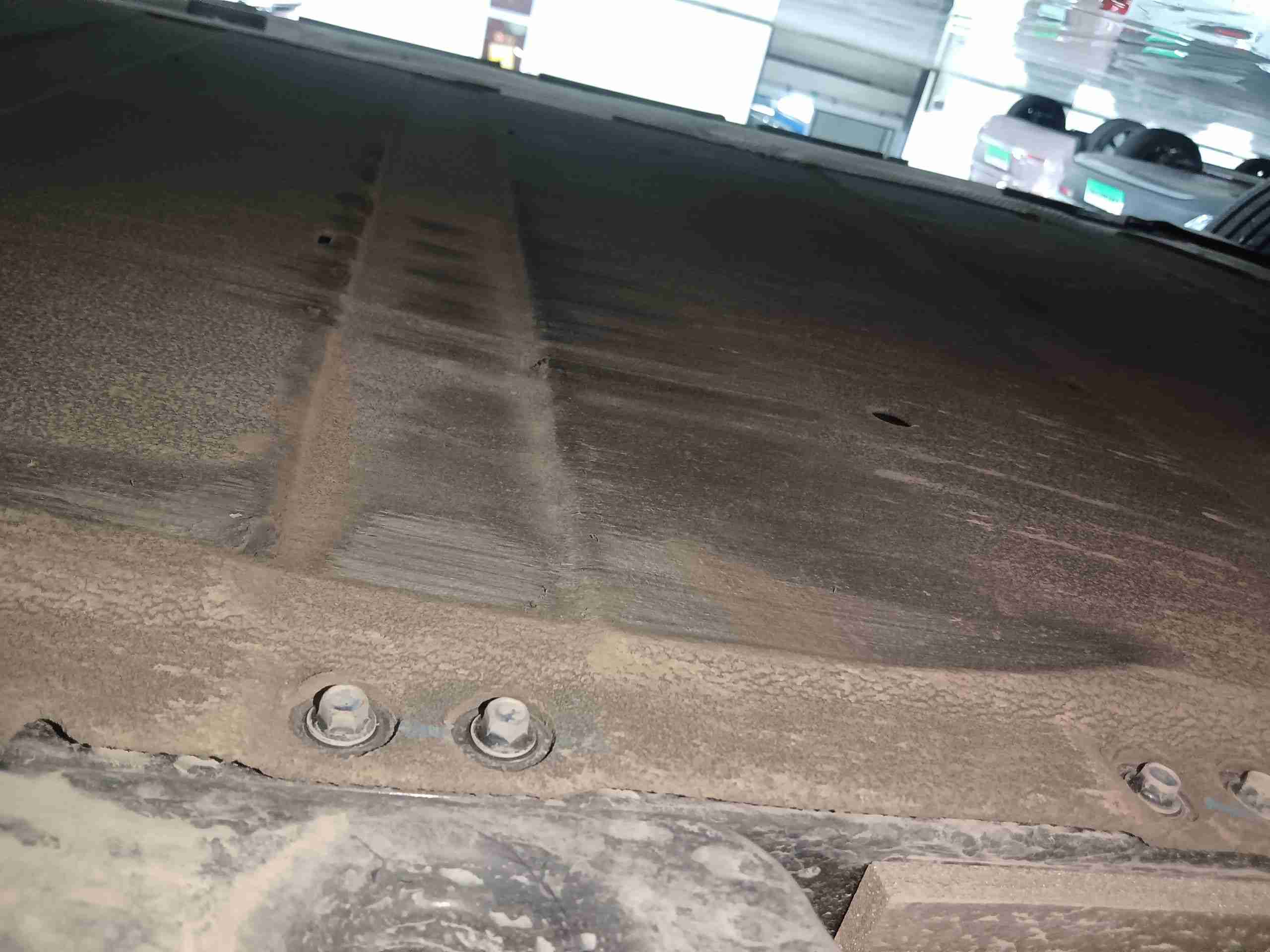 动力电池底部护板剐蹭痕迹实拍