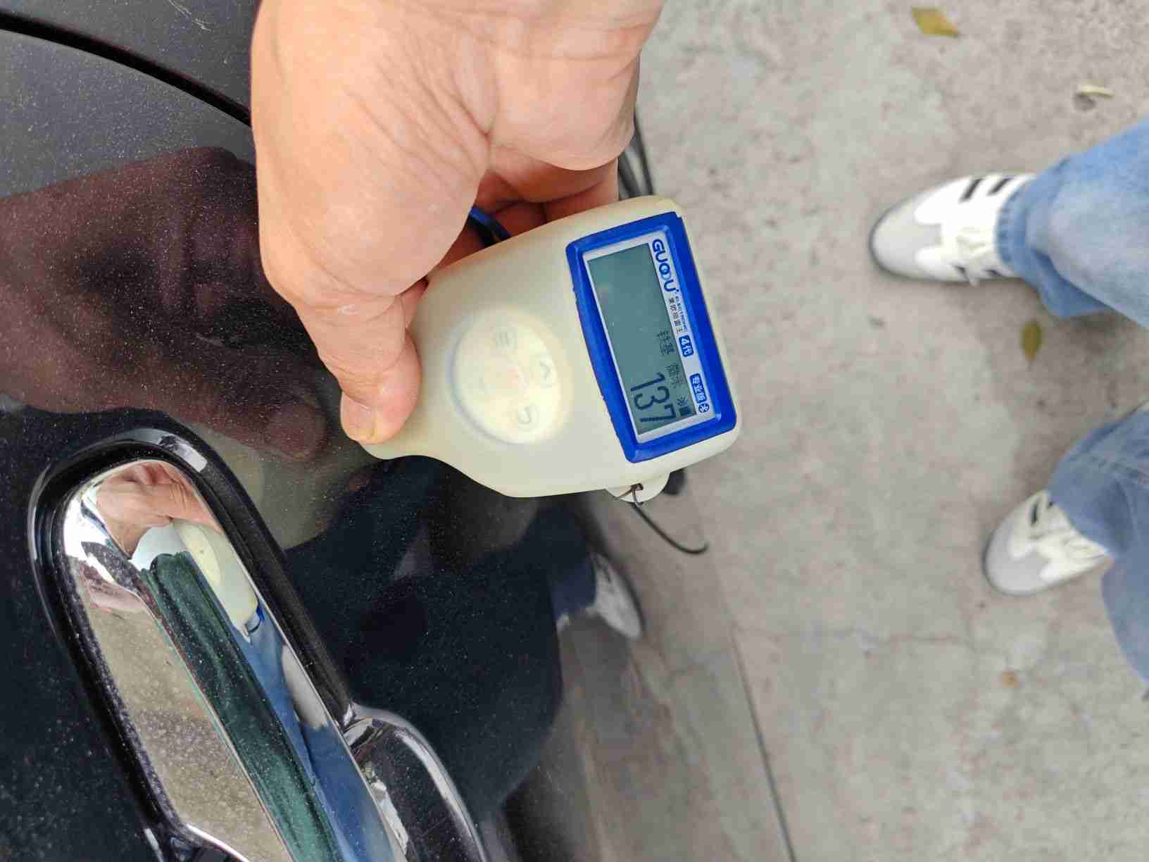 左侧后门喷漆修复痕迹实拍