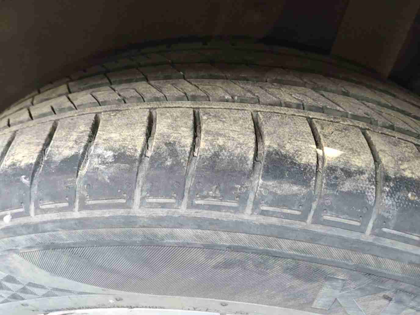 左后轮胎老化纹路实拍