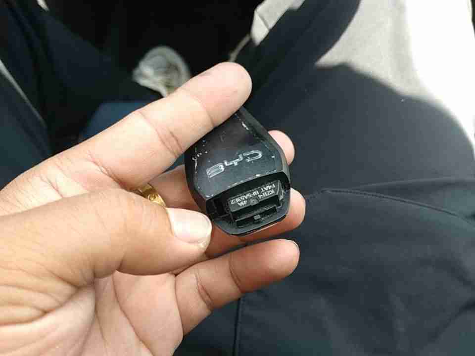 遥控钥匙表面破损实拍