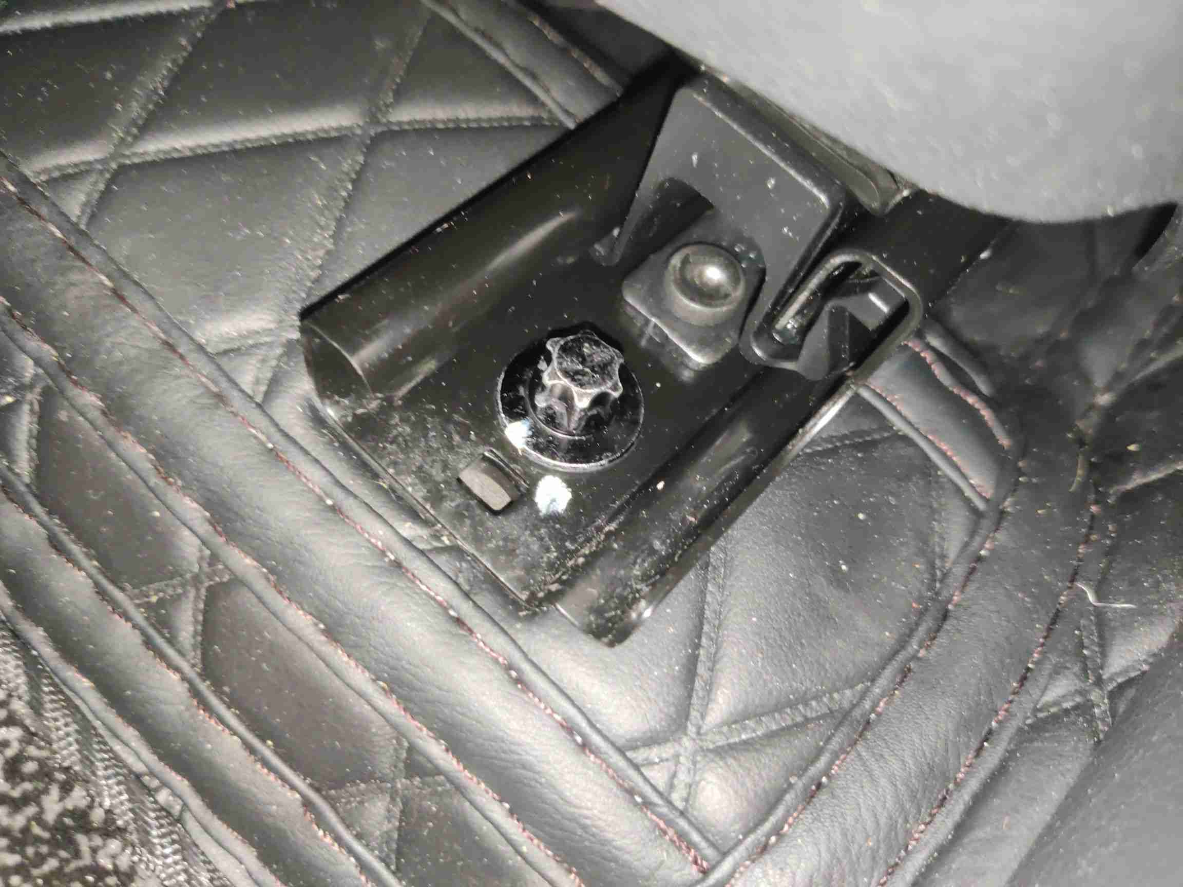 左前座椅滑轨螺丝拆卸痕迹实拍