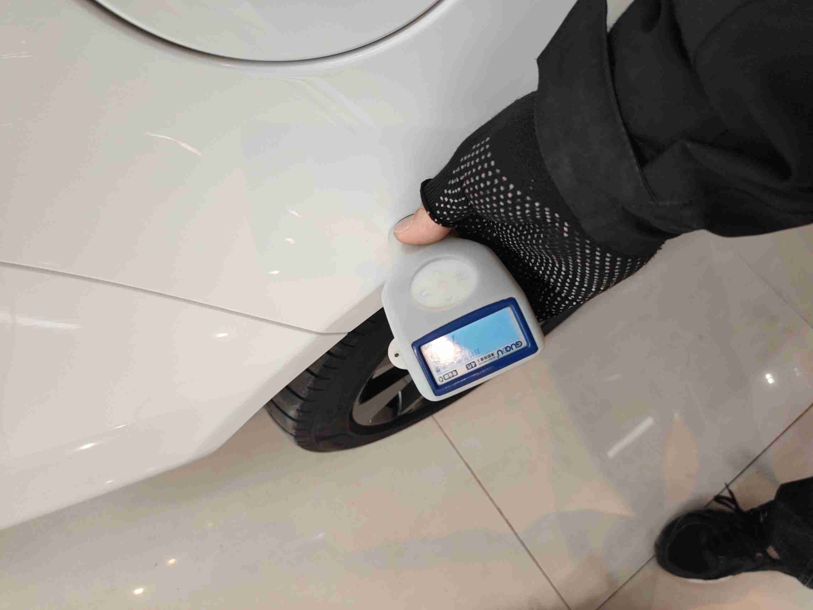 右后翼子板漆面修复痕迹实拍