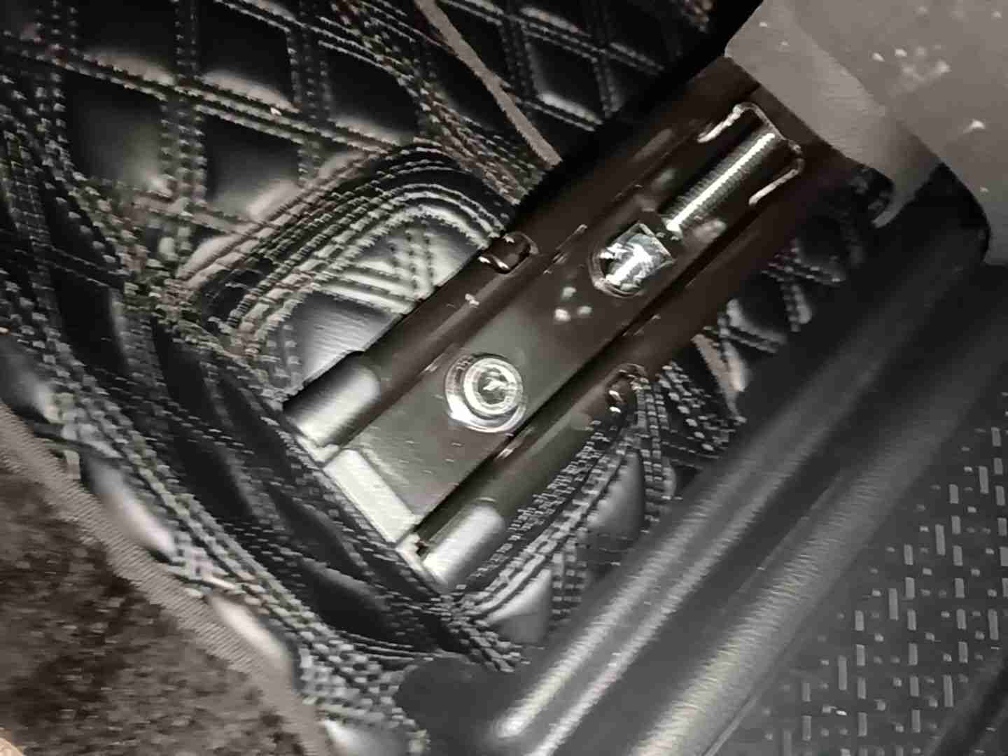 左前座椅滑轨拆卸痕迹实拍