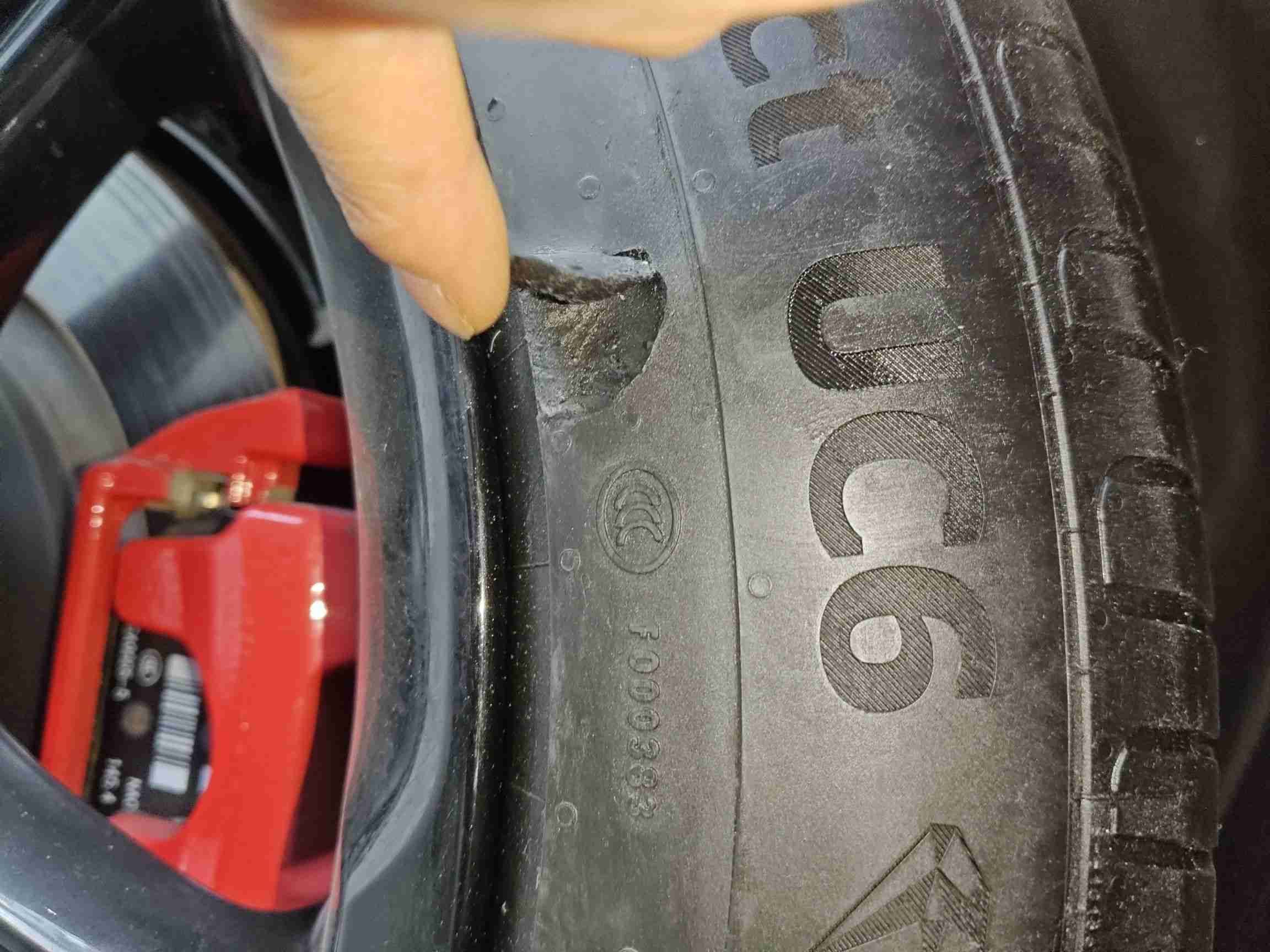 右后轮胎帘布层损伤实拍