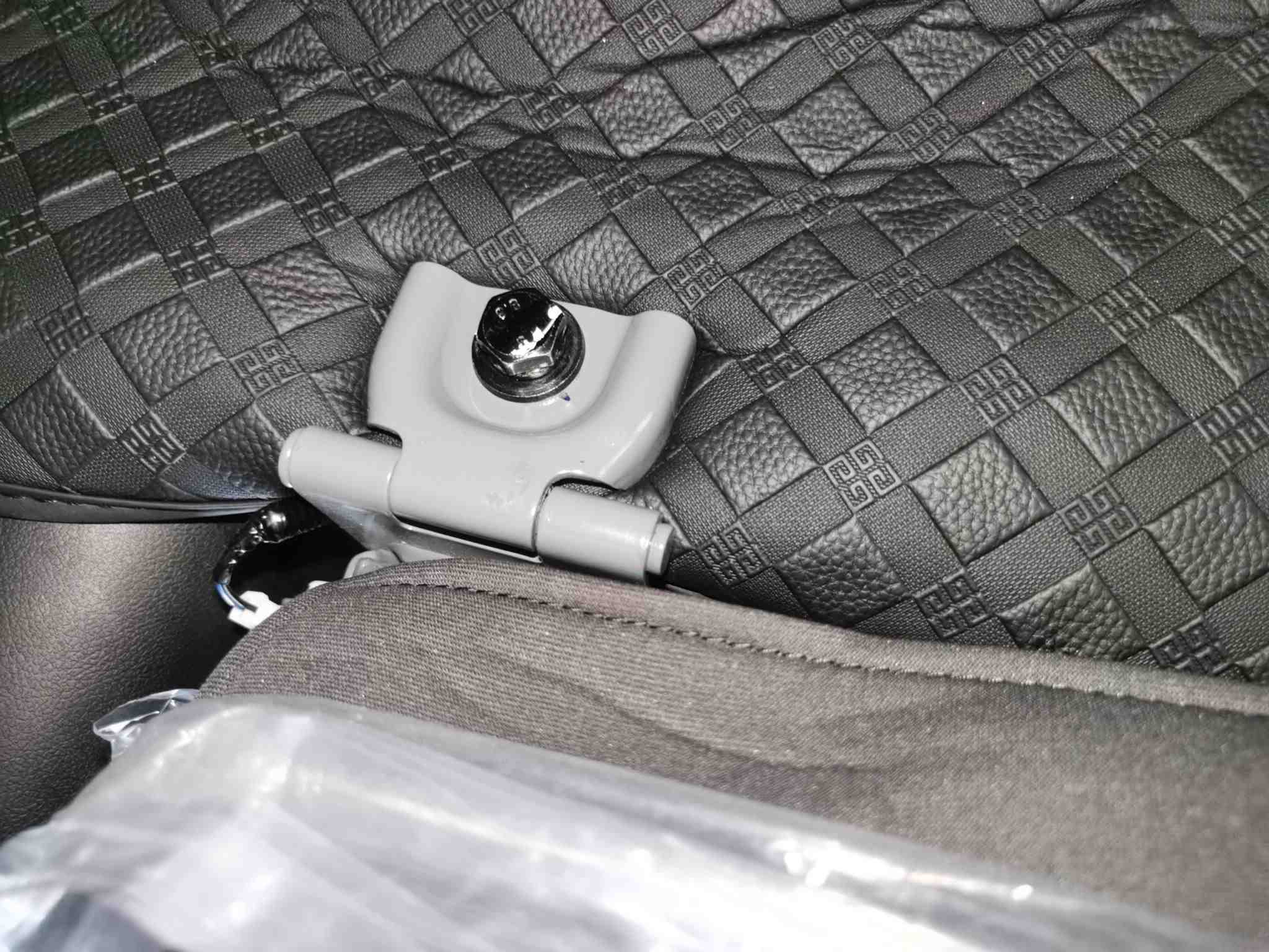 左前座椅滑轨拆卸痕迹实拍