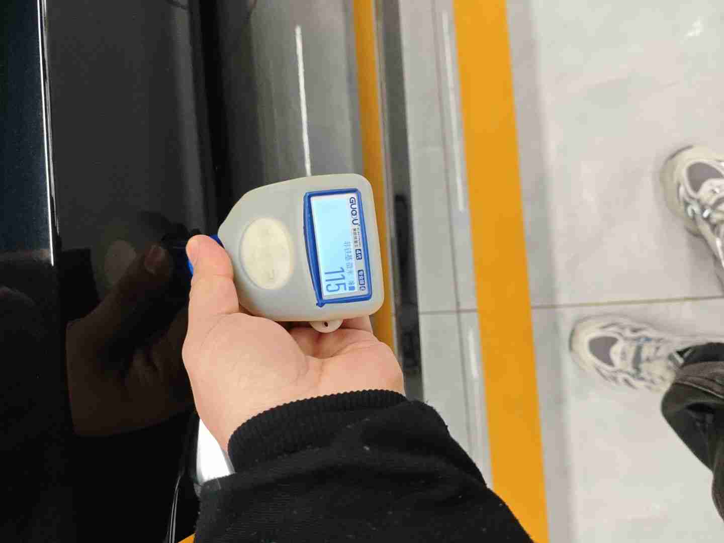 右侧前门漆面修复痕迹实拍