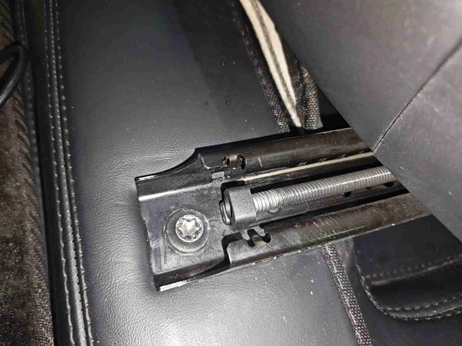 左前座椅滑轨拆卸痕迹实拍